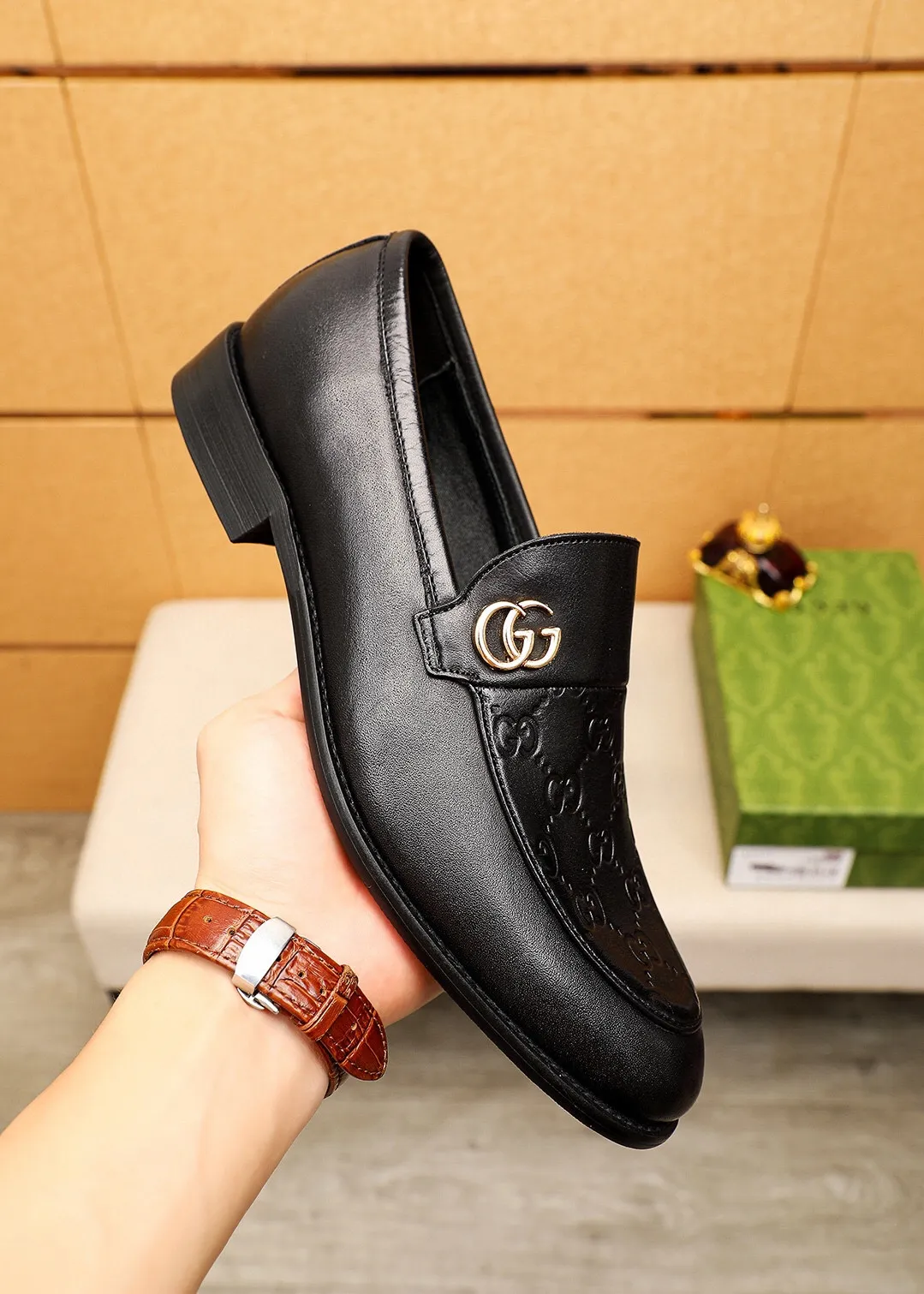 Men's shoes 💰400 💐 Product trademark: GUCCI "Gucci" casual leather shoes Regular size: 39-44 (38.45.46🉑️Customized) Product materials: Selected imported first-layer calfskin embossed upper + luxury hardware buckle, imported 🐑 sheepskin lining. Strong three-dimensional visual effect, original combination outsole Color: 1⃣️color optional